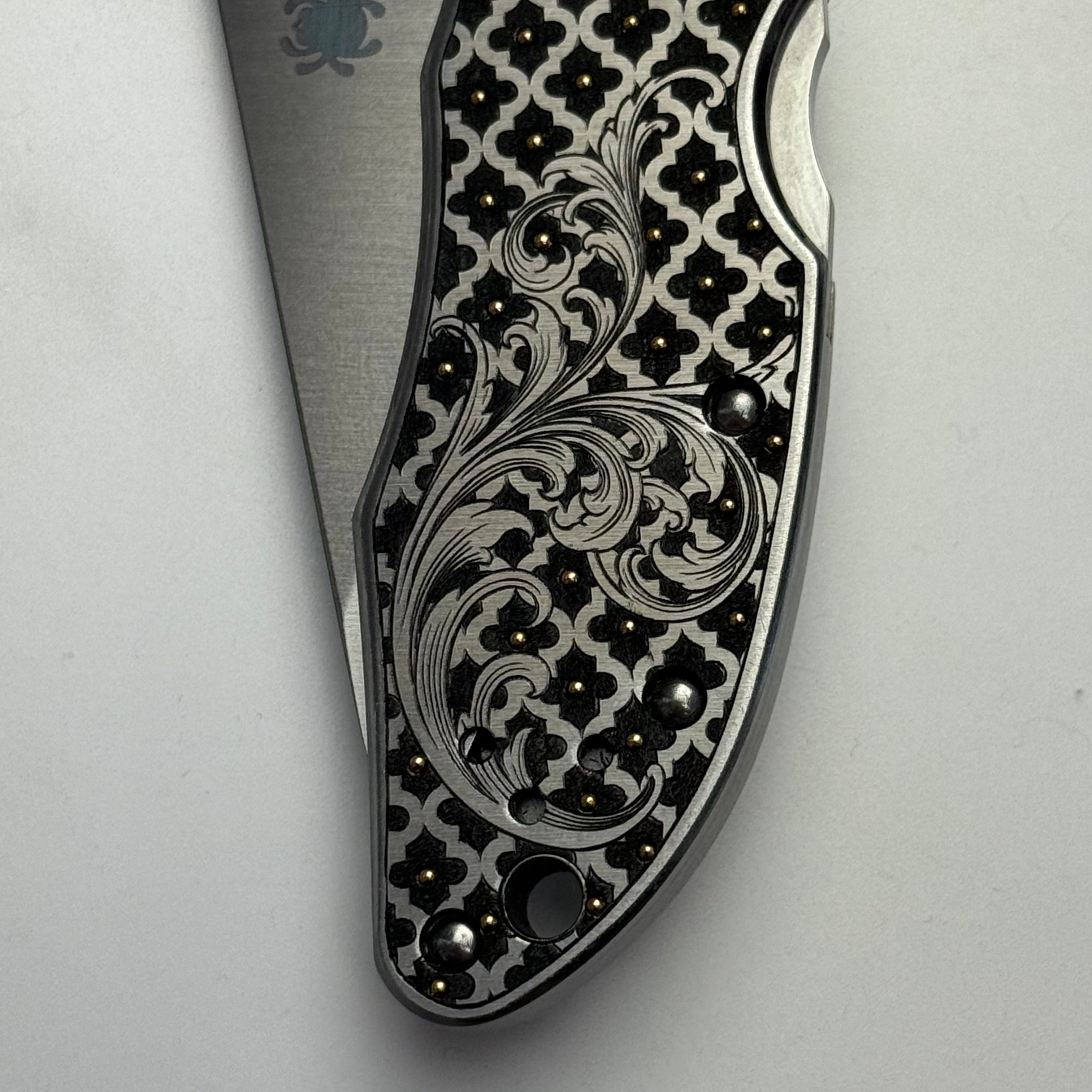 Custom 1-of-1 Hand Engraved Spyderco — Quatrefoil & 24K Gold Inlay