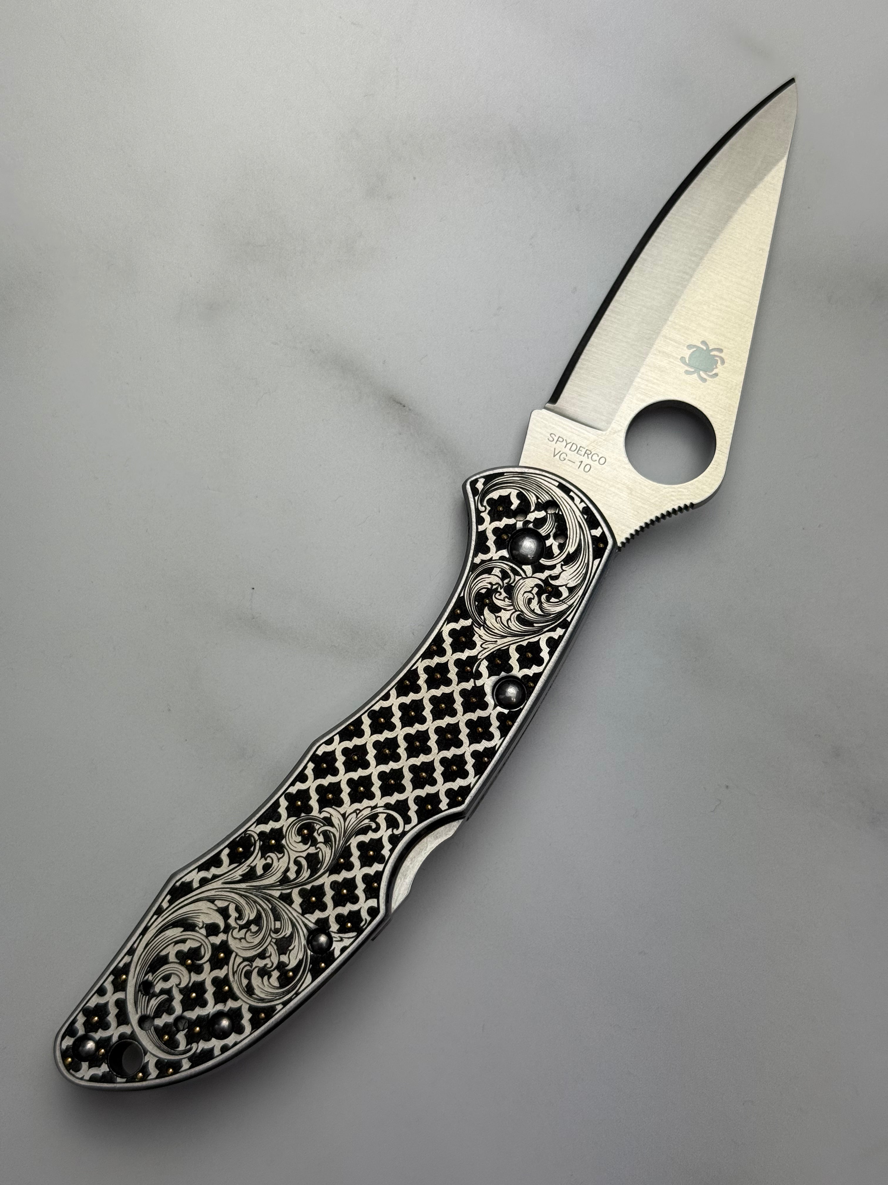 Custom 1-of-1 Hand Engraved Spyderco — Quatrefoil & 24K Gold Inlay