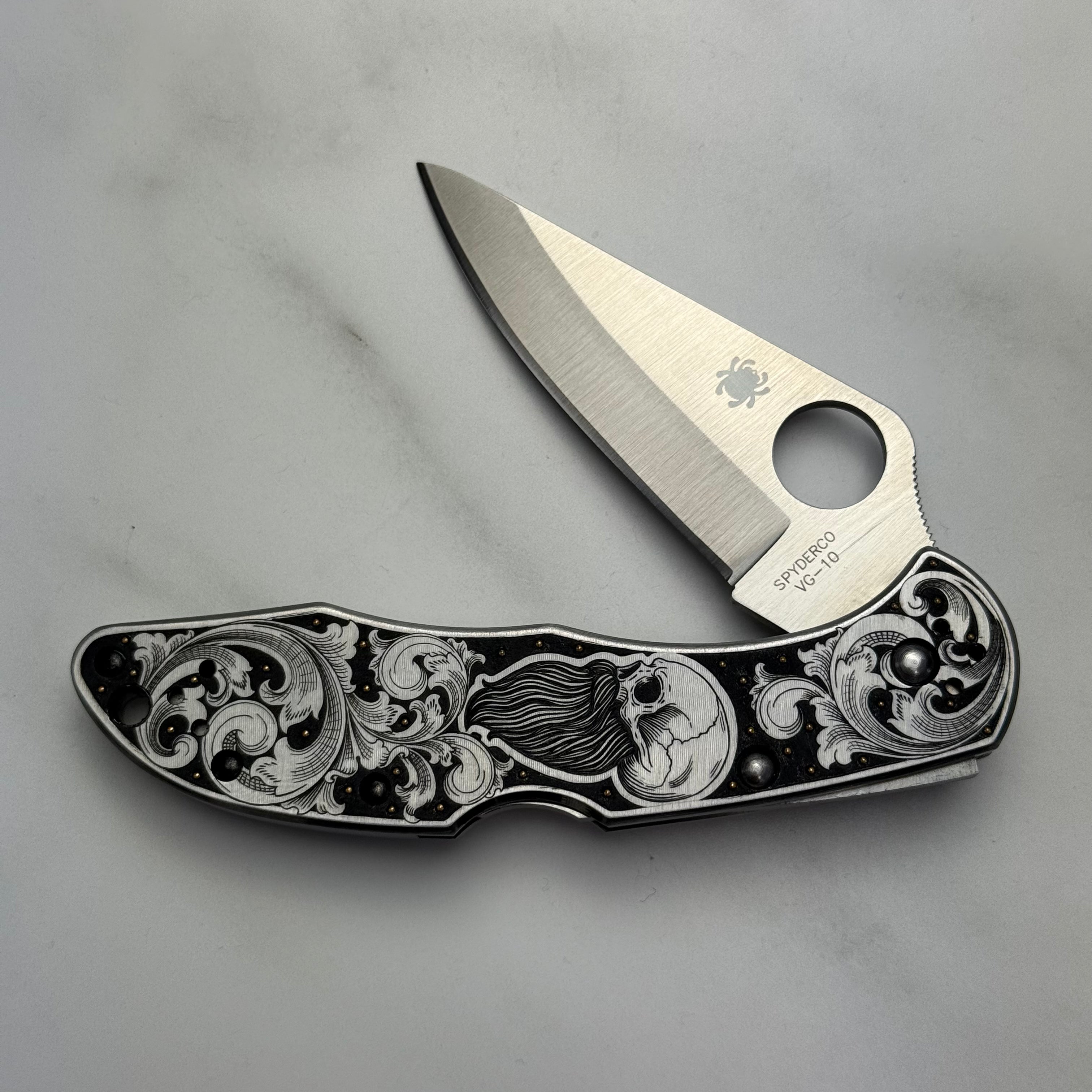 Custom 1-of-1 Hand Engraved Spyderco — American Scroll, 24K Gold & Bearded Skull Portrait