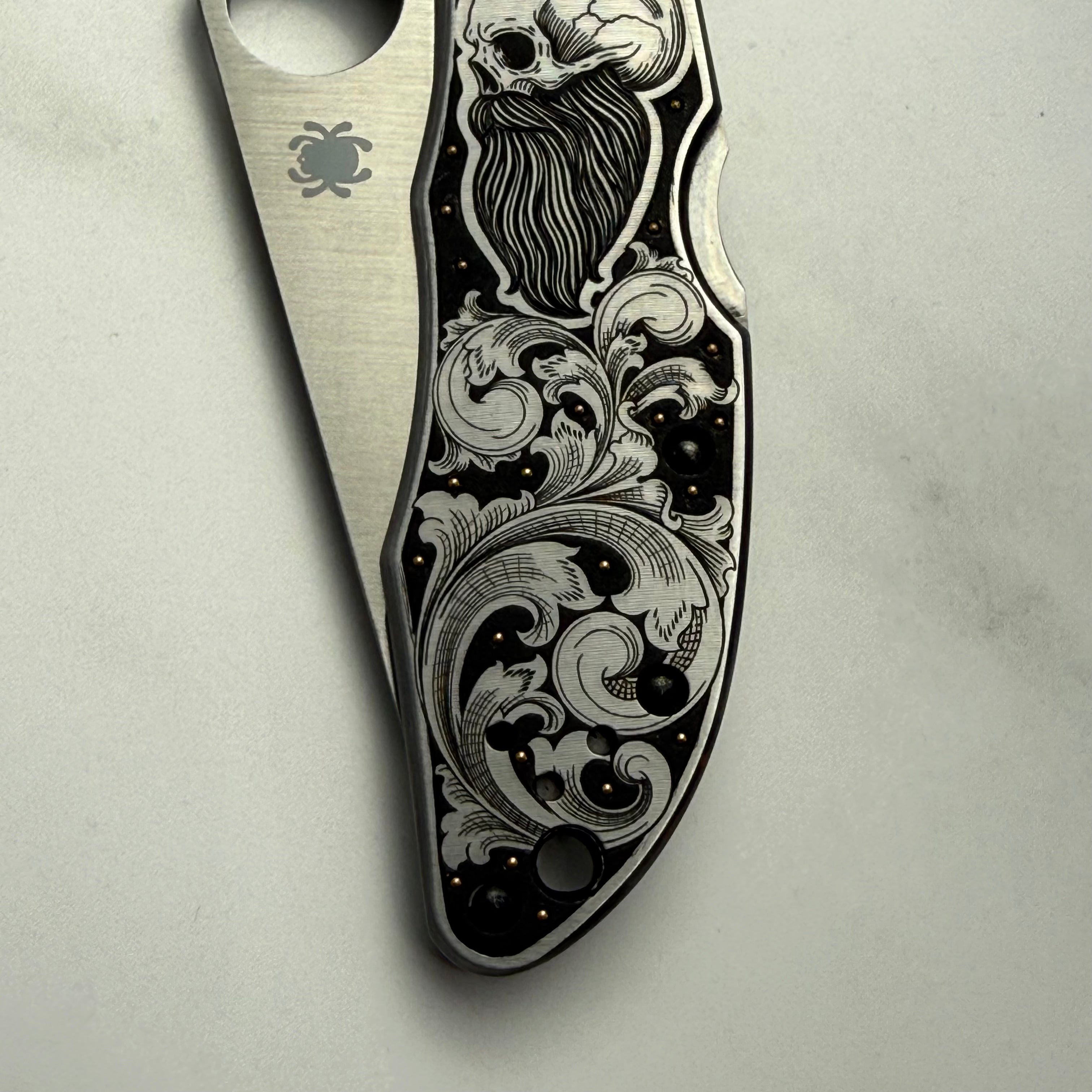 Custom 1-of-1 Hand Engraved Spyderco — American Scroll, 24K Gold & Bearded Skull Portrait