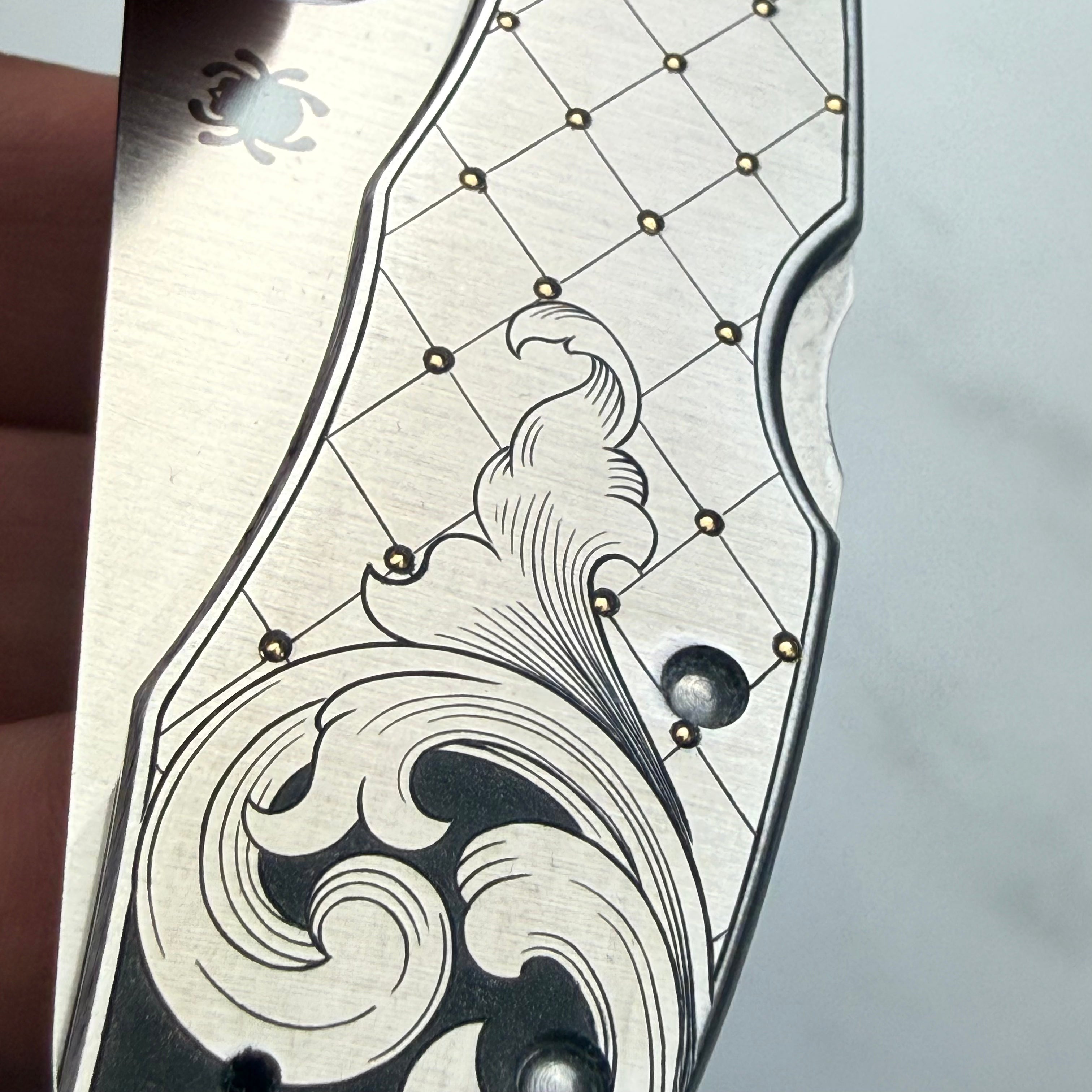 Custom 1-of-1 Hand Engraved Spyderco — Diamond Cut, 24K Gold Inlay & American Scroll No. 2