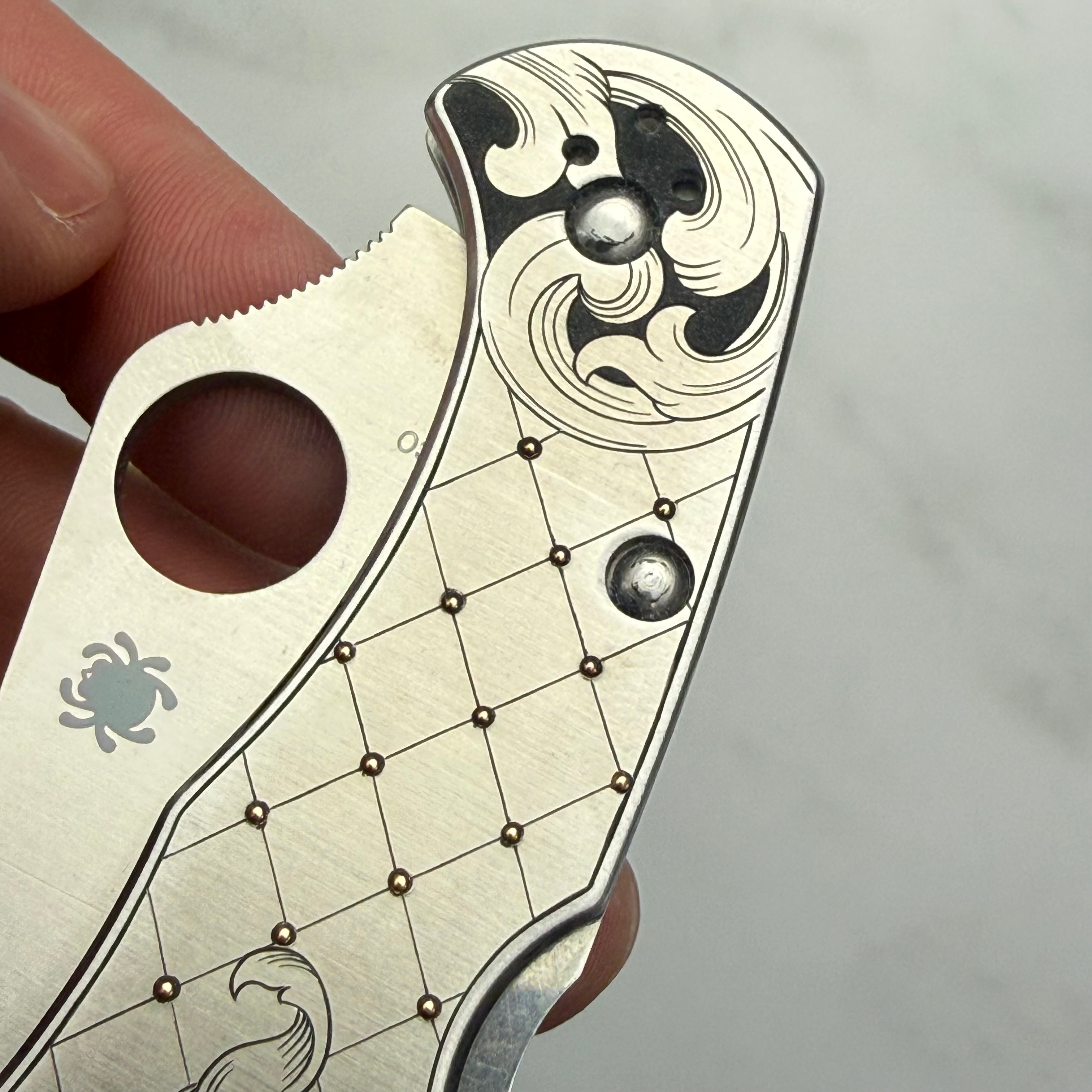 Custom 1-of-1 Hand Engraved Spyderco — Diamond Cut, 24K Gold Inlay & American Scroll No. 2