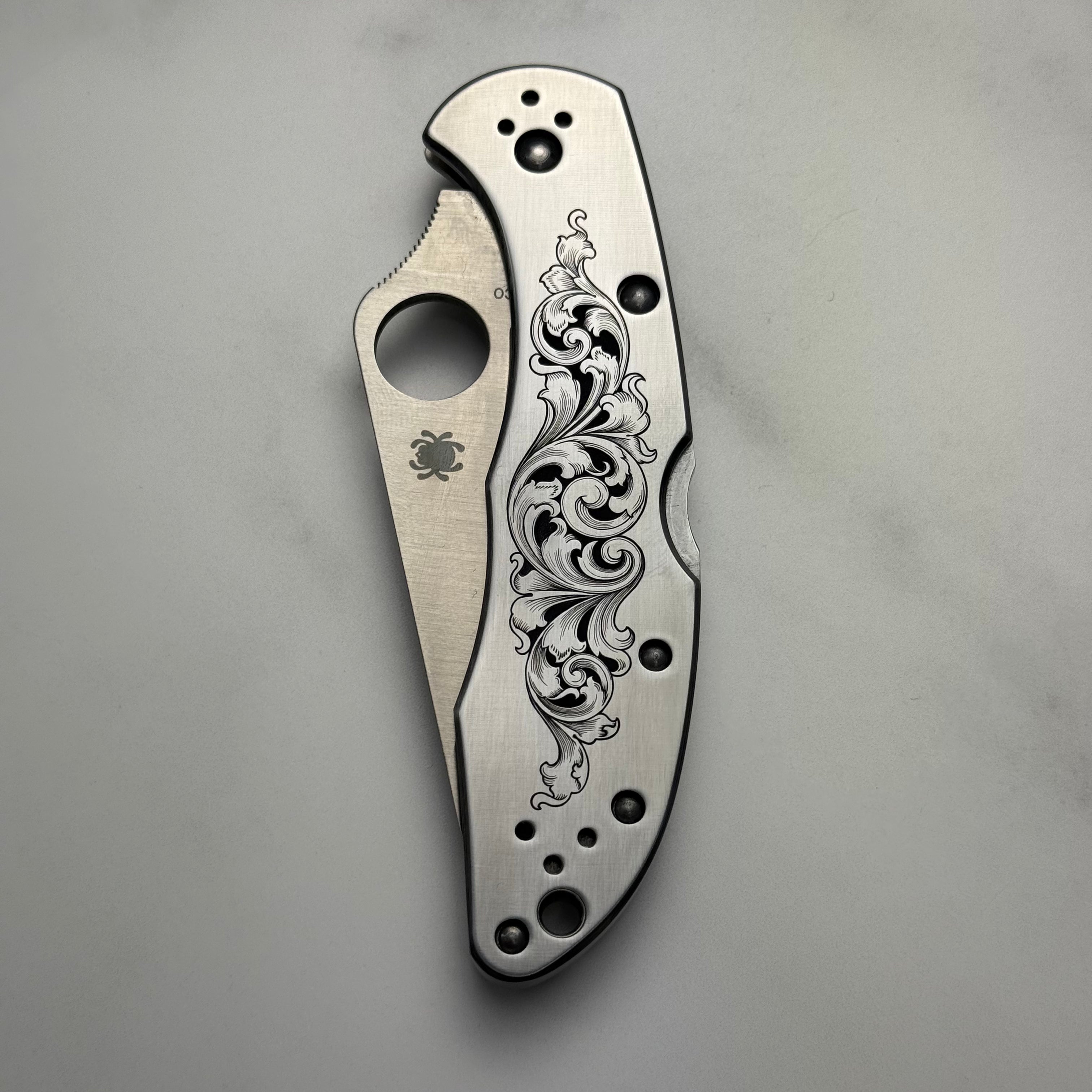 Custom 1-of-1 Hand Engraved Spyderco — American Scroll with Paint Fill