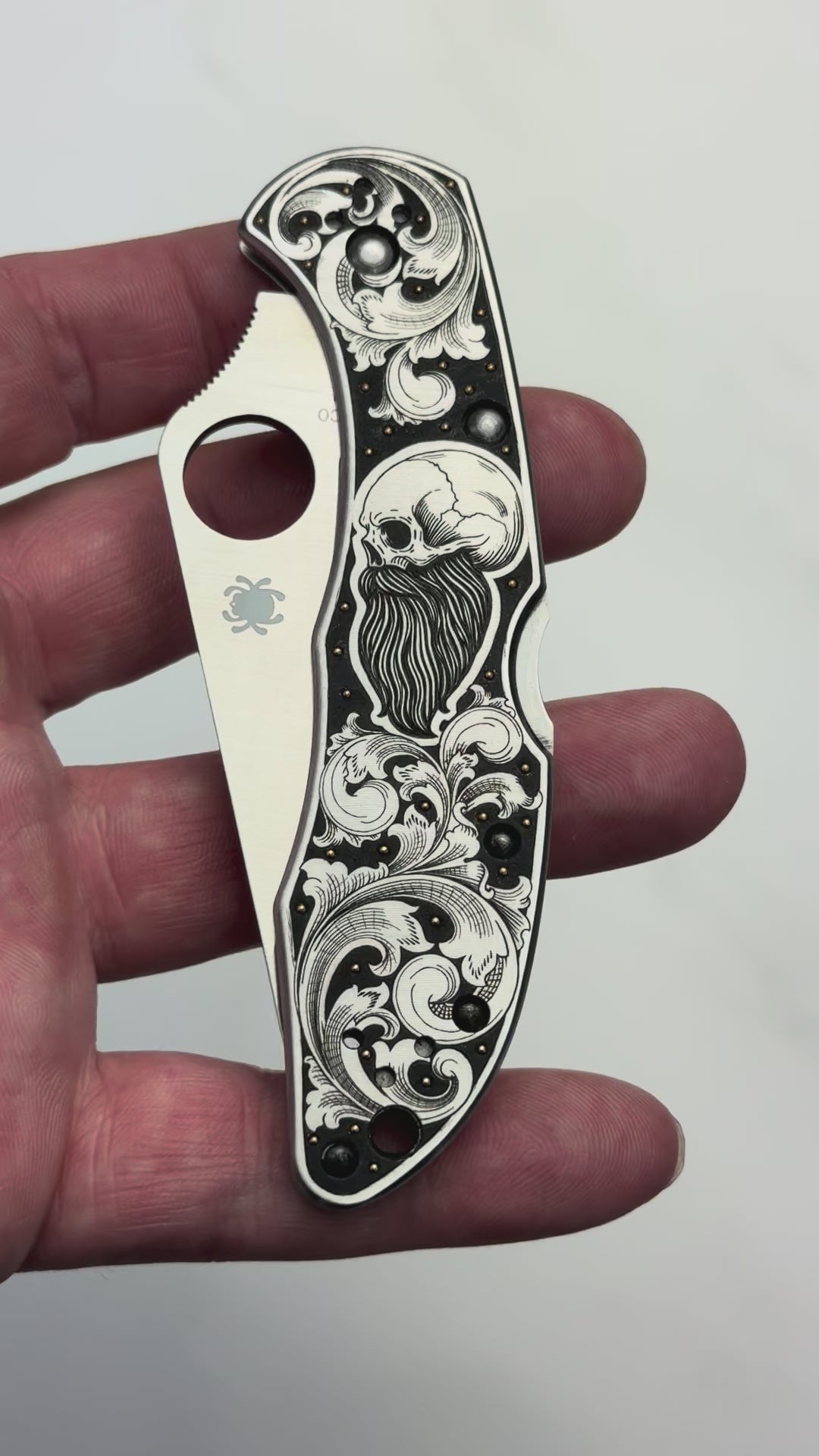 Custom 1-of-1 Hand Engraved Spyderco — American Scroll, 24K Gold & Bearded Skull Portrait