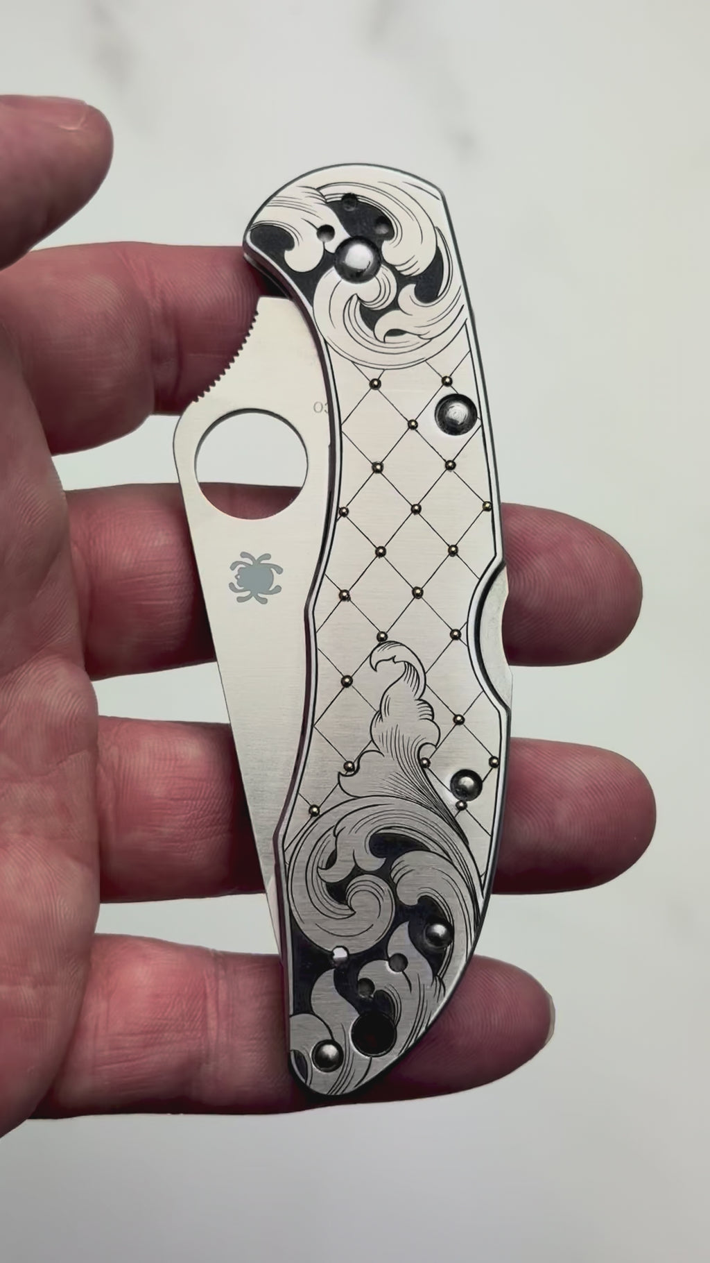 Custom 1-of-1 Hand Engraved Spyderco — Diamond Cut, 24K Gold Inlay & American Scroll No. 2
